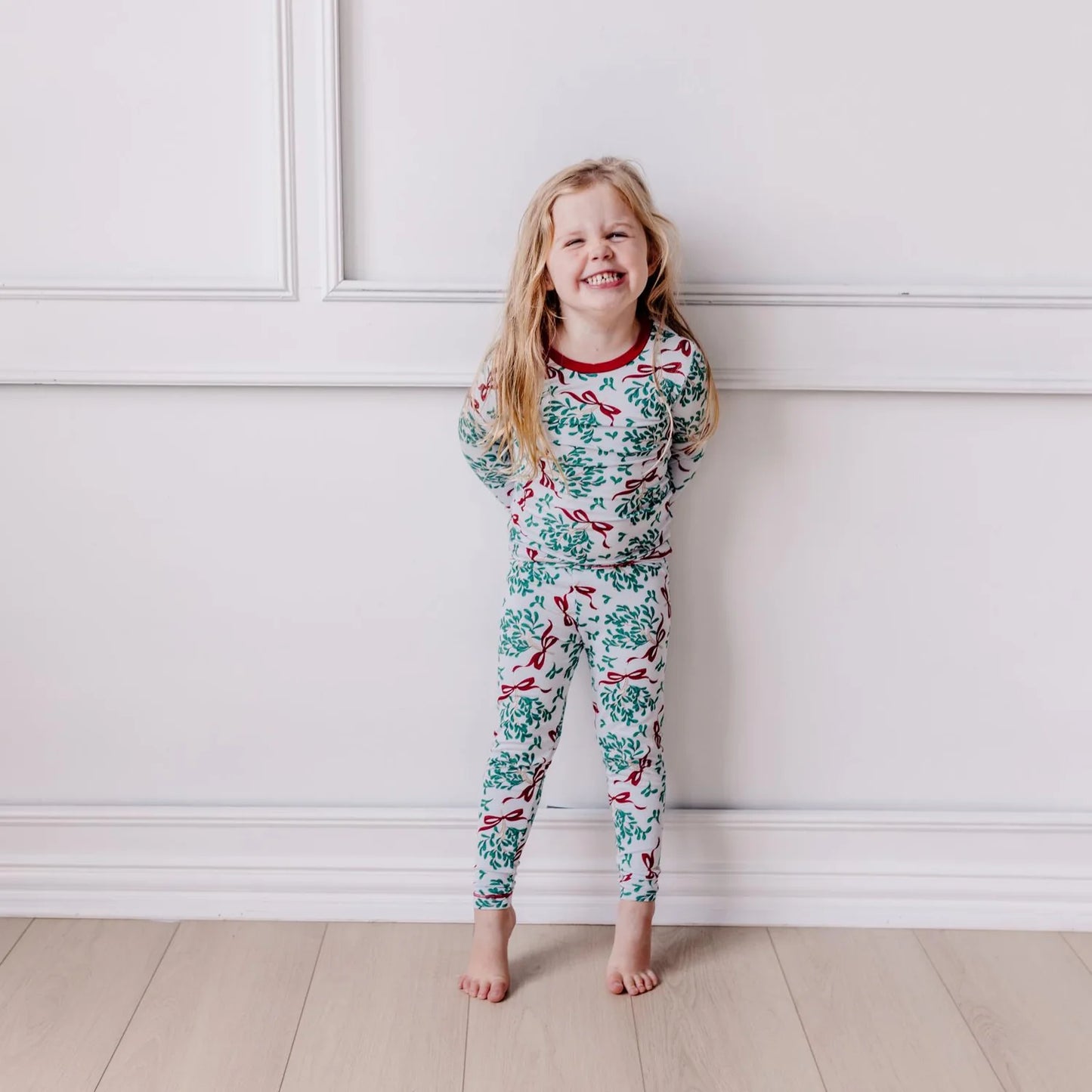 Print Long Sleeve Pajama Set in Illusion Blue Mistletoe & Ribbons